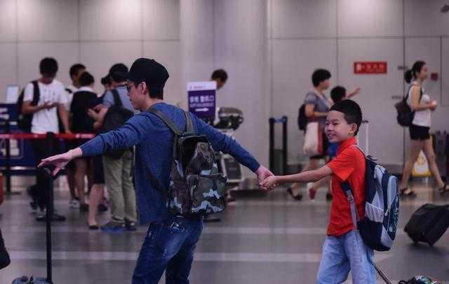 何炅机场为躲媒体闪跑, 侄子却大喊: 叔叔你是怕被人认出是何炅吗