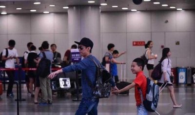 ​何炅机场为躲媒体闪跑, 侄子却大喊: 叔叔你是怕被人认出是何炅吗