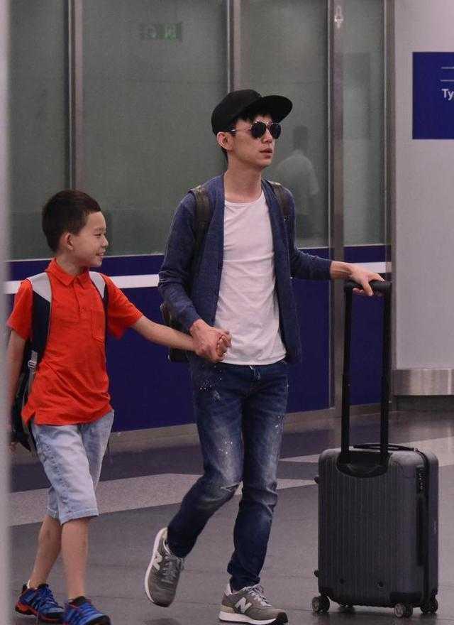 何炅机场为躲媒体闪跑, 侄子却大喊: 叔叔你是怕被人认出是何炅吗