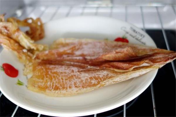 鱿鱼干上面那层白色的是什么 白色粉末的由来