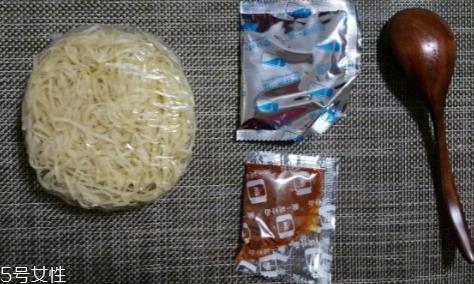 阿宽重庆小面食用方法 和方便面一样吃