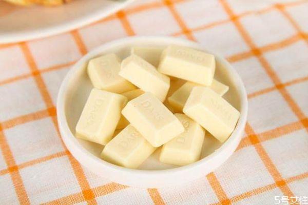 什么是白巧克力呢 白巧克力和黑巧克力有什么区别呢