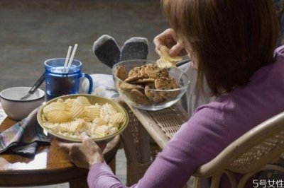 ​睡前饿了该不该吃东西 睡前吃东西的坏处