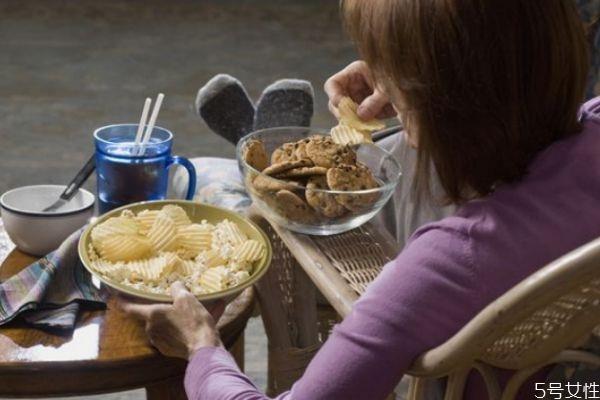 睡前饿了该不该吃东西 睡前吃东西的坏处