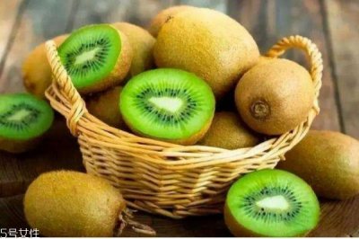 ​吃猕猴桃要注意什么呢 什么人群不能吃猕猴桃呢