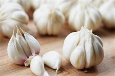 ​生吃大蒜伤胃吗 胃不好的人不建议生吃大蒜