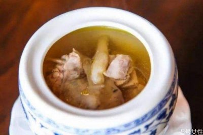 ​老母鸡炖汤能下奶吗 老母鸡炖汤可以下奶吗