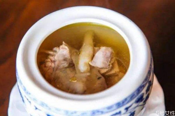 老母鸡炖汤能下奶吗 老母鸡炖汤可以下奶吗