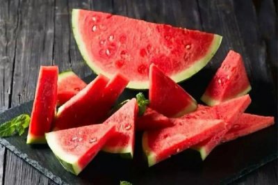 ​西瓜买回来没切可以放多久 西瓜可以冻着吃吗