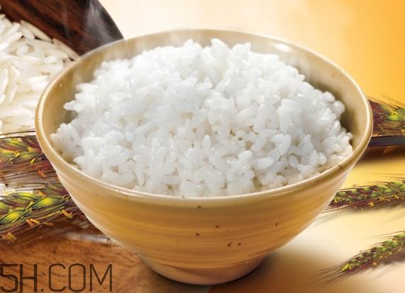 做蛋炒饭用什么米饭好？一碗蛋炒饭该放多少油