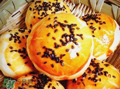 蛋黄酥用什么面粉？蛋黄酥能用低筋面粉吗？