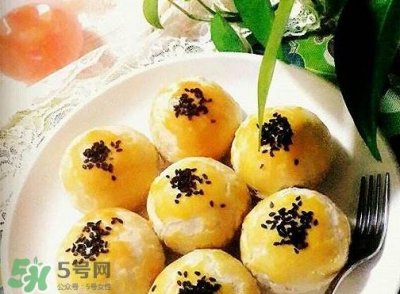 ​蛋黄酥用什么面粉？蛋黄酥能用低筋面粉吗？