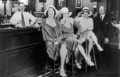 ​女的右手戴戒指代表什么 ，原来是单身女性的独立宣言