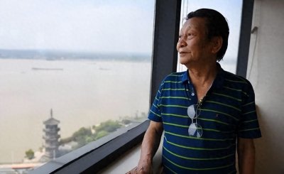 ​中国第一个百万富翁年广久：靠＂傻＂卖瓜子发家，一生4婚3坐牢