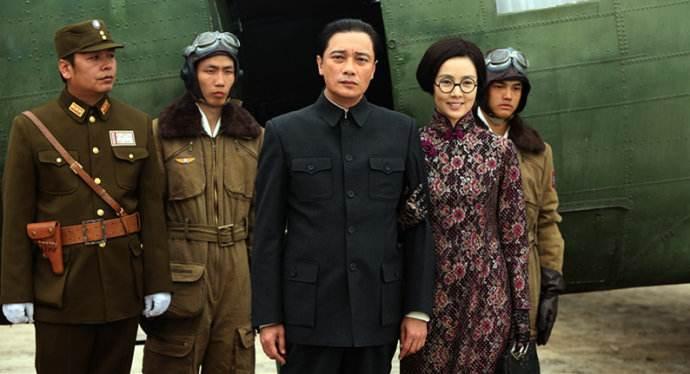 他是代主席，被枪毙后貌美老婆去了国外，儿子如今是亿万富豪