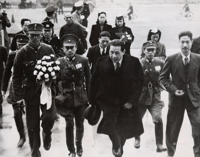 他是代主席，被枪毙后貌美老婆去了国外，儿子如今是亿万富豪