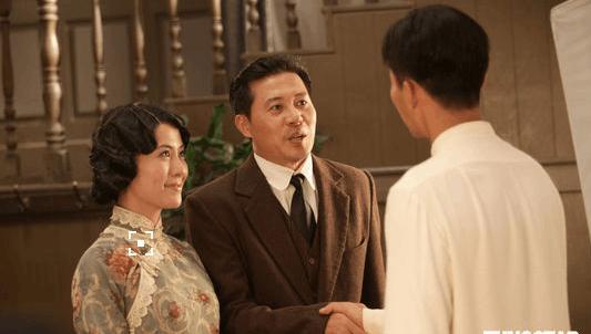 他是代主席，被枪毙后貌美老婆去了国外，儿子如今是亿万富豪