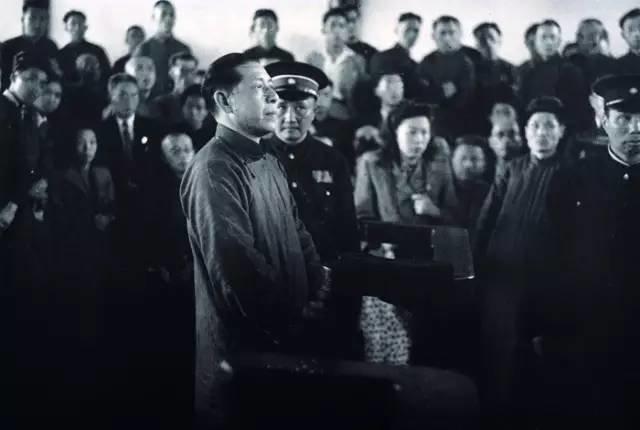 他是代主席，被枪毙后貌美老婆去了国外，儿子如今是亿万富豪