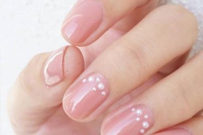 ​裸粉色指甲油显手白吗 裸粉色4个去黄显白方法