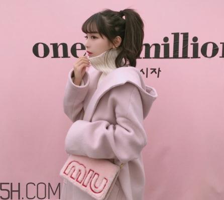 粉色大衣配什么颜色包包？粉色大衣搭配什么包？