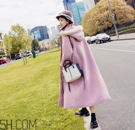 粉色大衣配什么颜色包包？粉色大衣搭配什么包？