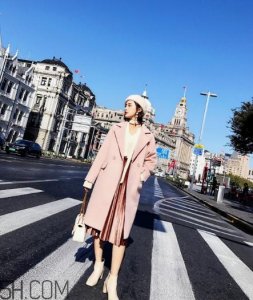 ​粉色大衣配什么颜色包包？粉色大衣搭配什么包？