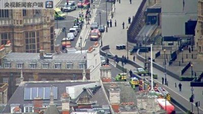 ​英国议会大厦附近一男子开车突破路障撞伤行人被捕