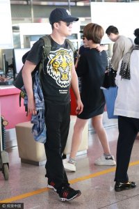 ​吴京拄拐杖带妻儿度假 谢楠霸气护娃