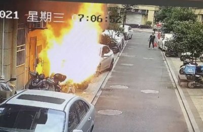 ​裤衩哥找到了！是个00后饭店店长，他说：我当时在睡觉，真来不及穿外套