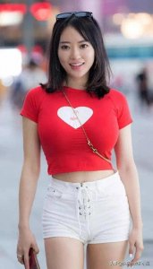 ​蒋娉婷：意外走红， 拥有魅力身材征服众人