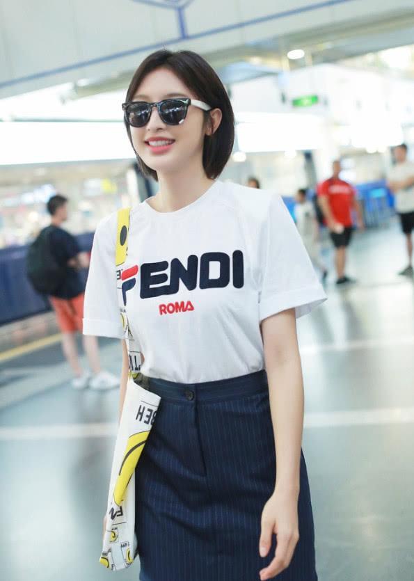 34岁张俪短发像高中生一样可爱，将衬衫藏在裙摆下，美爆了！