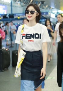 ​34岁张俪短发像高中生一样可爱，将衬衫藏在裙摆下，美爆了！