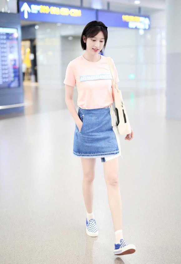 34岁张俪短发像高中生一样可爱，将衬衫藏在裙摆下，美爆了！