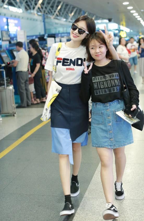 34岁张俪短发像高中生一样可爱，将衬衫藏在裙摆下，美爆了！