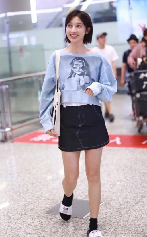 34岁张俪短发像高中生一样可爱，将衬衫藏在裙摆下，美爆了！