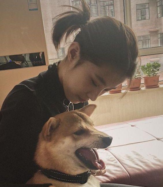 16岁还被喂饭，出行坐豪车带保镖，被父母宠成巨婴，现在成网红