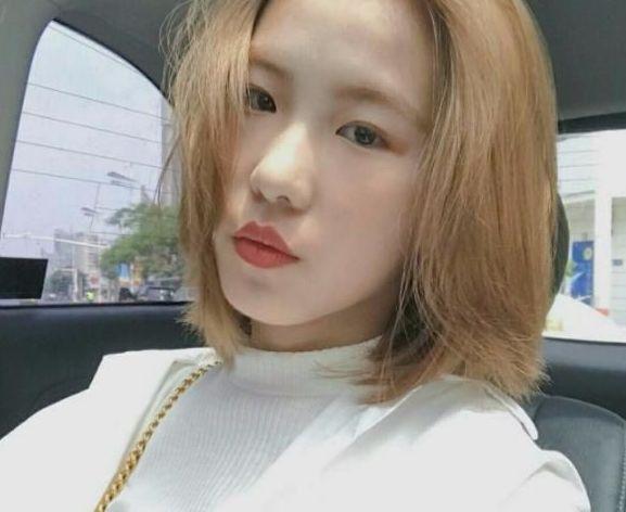 16岁还被喂饭，出行坐豪车带保镖，被父母宠成巨婴，现在成网红