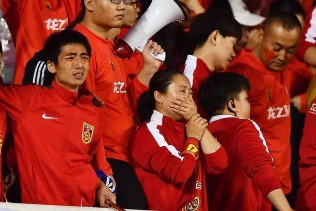 240万粉大V学者批国足遭围攻，爆粗口引争议，骂国足算什么东西？