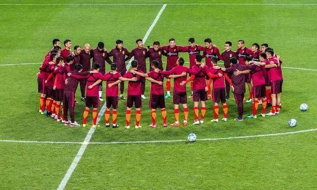 240万粉大V学者批国足遭围攻，爆粗口引争议，骂国足算什么东西？