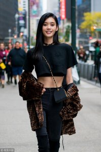 ​维密模特试装街拍 奚梦瑶秀长腿蛮腰但还是输给了她