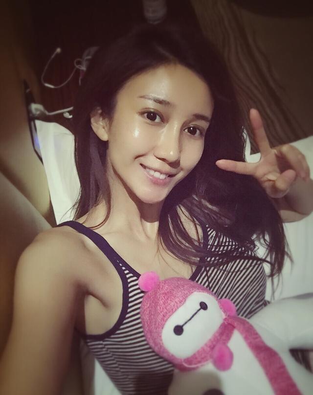 「白夜追凶」中的美丽长腿的小姐姐酒吧老板娘，你喜欢吗？