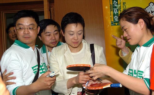 邓亚萍评价何智丽（加入日本国籍的何智丽）(17)