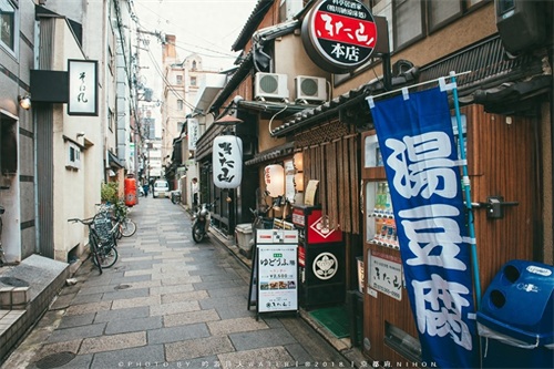 平安神宫的建筑是模仿平安时代皇宫的部分建筑修建的