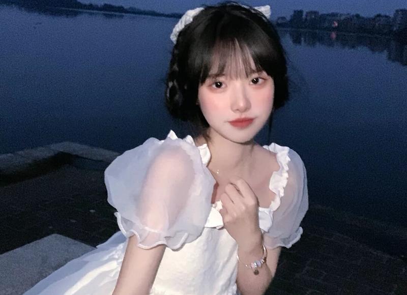 男的搭女的肩膀礼貌吗