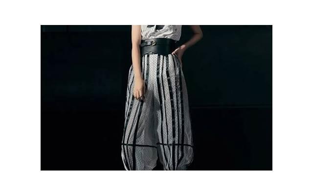 拜金女瞧不起相亲对象狂点几万元菜，结账时服务员一句话，她傻了