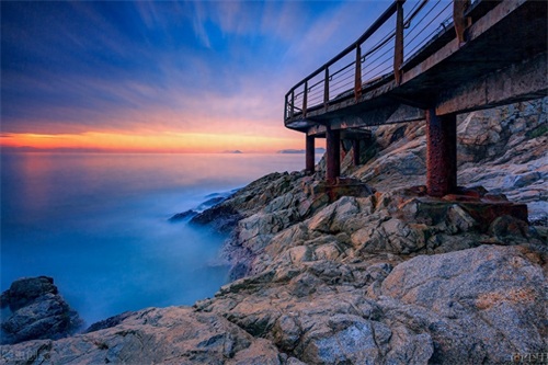 大鹏湾是一个位于香港和中国大陆之间的海湾