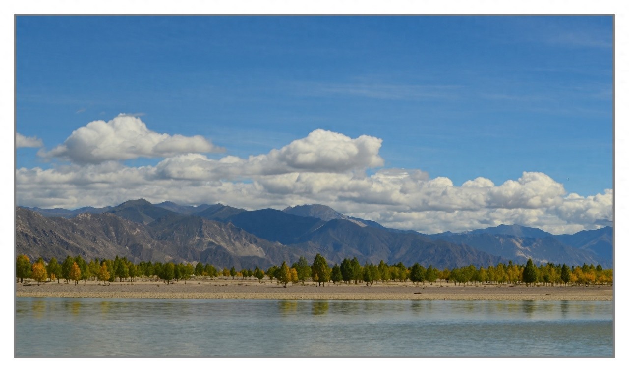拉萨河的干流呈一个巨大的