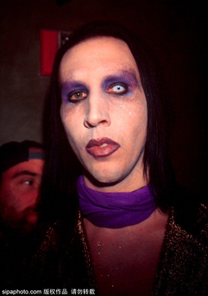 玛丽莲·曼森：美国黑暗系摇滚狂魔，演出时用枪扫射人群？