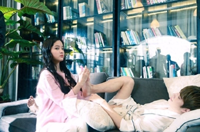 欧阳娜娜陈学冬互剪指甲虐狗  网友：郭敬明和刘昊然提刀上路了