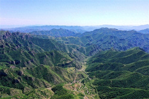 航拍北京第一高峰灵山：感受城市边缘的大自然之美